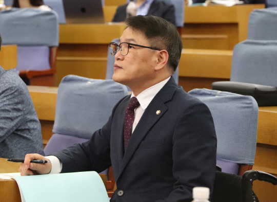 국회 보건복지위원회 소속 이종성 국민의힘 의원. 이 의원은 소아마비 지체장애인으로 한국지체장애인협회 사무총장을 지냈다가, 비례대표 국회의원으로 공천돼 정계에 입문했다.<이종성 국회의원 페이스북 사진>